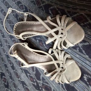 Size 9 Gianni Bini silver/ gray heels